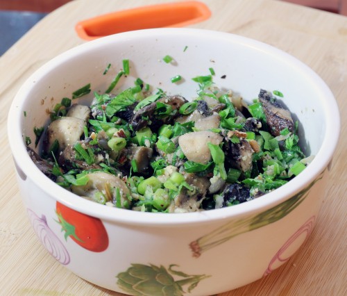 Салат с грибами, луком и орехами пекан