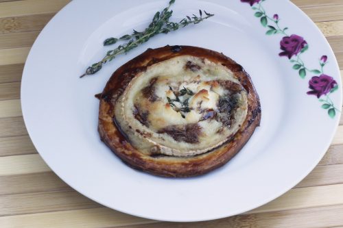Тарталетки с луковым мармеладом и сыром Буше